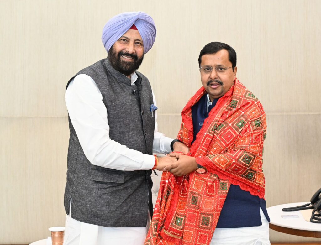 बीजेपी के राष्टीय अध्यक्ष नितिन नबीन से मुलाक़ात करते पंजाब बीजेपी चीफ केवल सिंह ढिल्लों 
